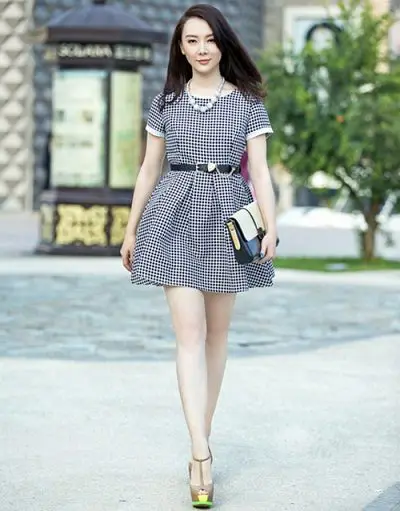 Bạn có thể mặc váy xòe nhưng hãy lưu ý về thời tiết và môi trường