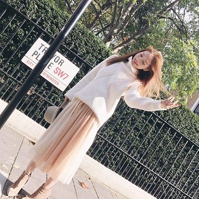 Kết hợp áo oversize với chân váy dập li - Ảnh 2 - Cách mặc đồ cho người béo bụng trở nên quyến rũ