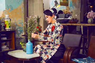 Áo dài Việt đi cùng con người Việt.