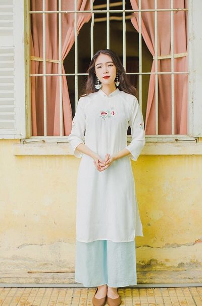 Những chiếc áo dài mini-ralgan mang âm hưởng mori bởi sự thiết kế đơn giản, chất liệu thô đi cùng những màu sắc nhẹ nhàng, mộc mạc.
