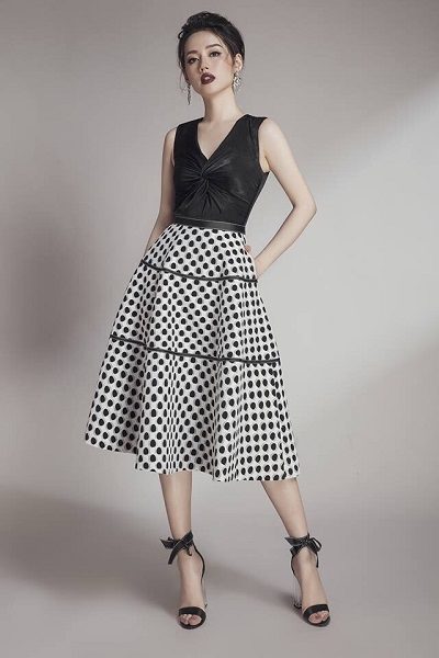 Chân váy chấm bi phối hợp với một chiếc áo đơn giản làm bạn trở nên trẻ trung hơn - 10 Xu hướng thời trang nữ 2020 nổi như cồn