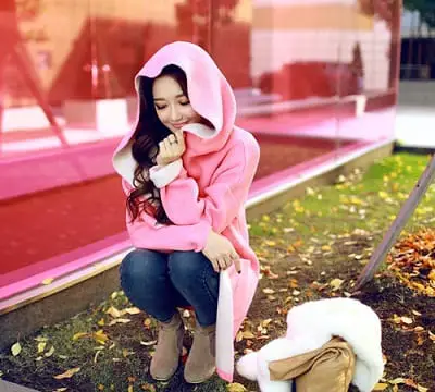 Áo khoác mũ nỉ và mũ lông màu hồng