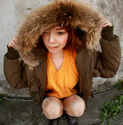 Áo khoác mũ nỉ và mũ lông màu nâu đất