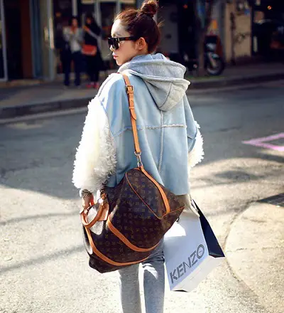 Năm nay, kiểu áo mix denim và lông cũng đang tạo nên cơn sốt nhẹ đối với các cô nàng mê sự mới lạ