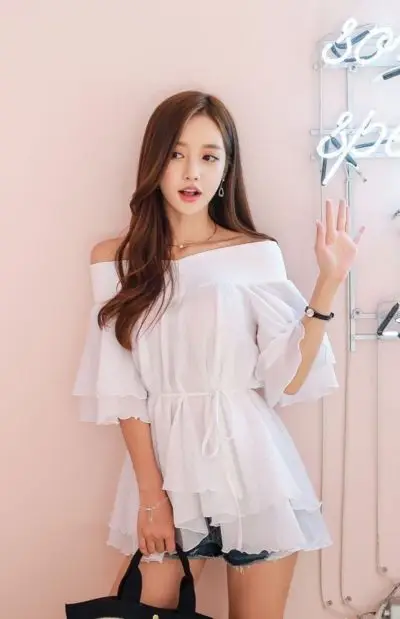 Short jean tua rua phối với áo trễ vai voan Hàn Quốc xinh xắn