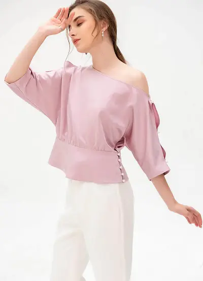 Gam màu hồng pastel kết hợp cùng thiết lệch một bên vai tạo sự nữ tính, thanh lịch tuyệt hảo