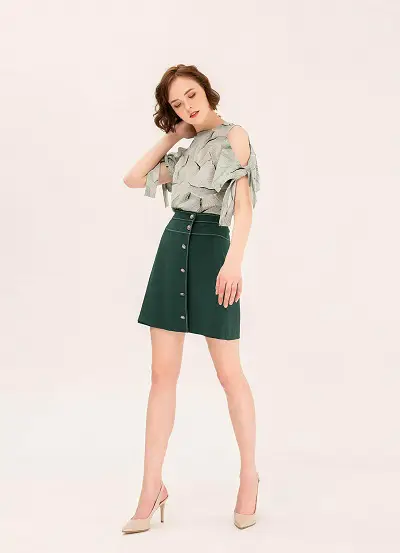 Mix&match cùng chân váy chứ A tạo nên một set đồ năng động, trẻ trung tha hồ dạo phố