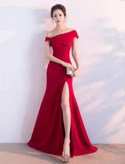 Đầm dạ hội đỏ xẻ cao