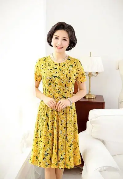 Đầm đẹp tuổi 40: Đầm voan hoa vàng kiểu xoè trung niên