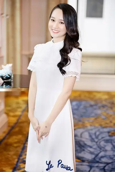 Hà Lan 'Mắt biếc' đời thường chuộng thời trang nữ tính, trang điểm tự nhiên - Ảnh 4