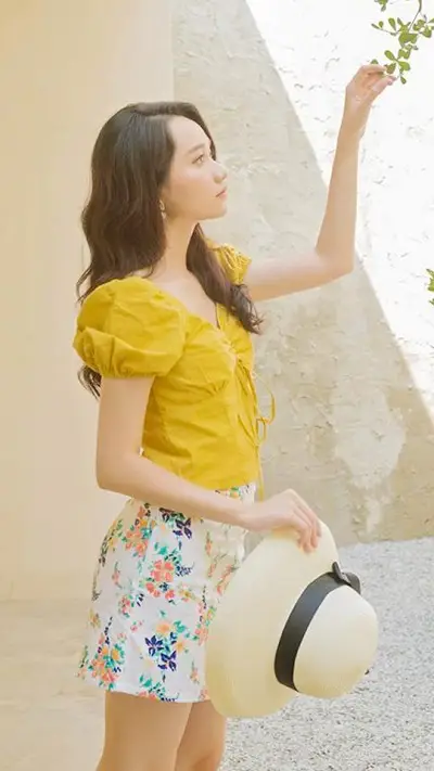 Hà Lan 'Mắt biếc' đời thường chuộng thời trang nữ tính, trang điểm tự nhiên - Ảnh 9