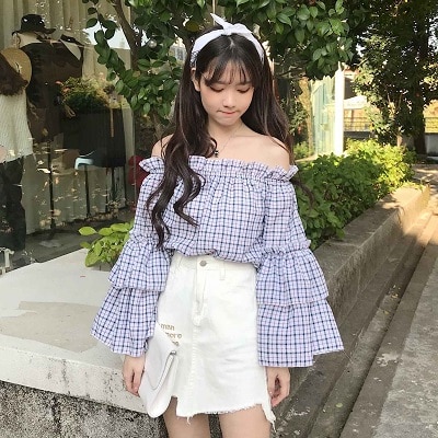 Áo sơ mi trễ vai sọc caro vẫn làm nàng mê mẩn khi mix cùng chân váy ngắn