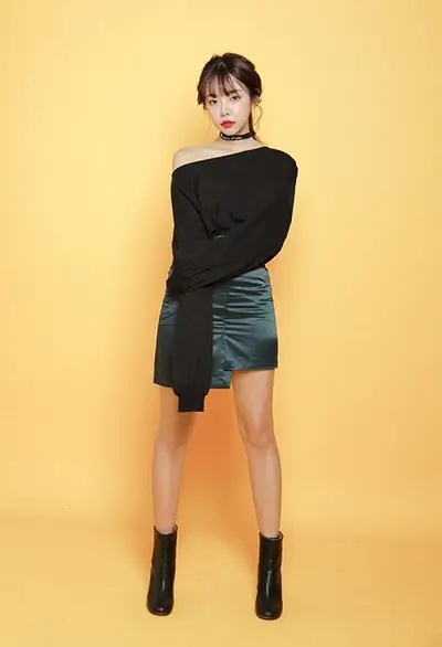 Hở hết phần vai nhưng vòng cổ choker là vị cứu tinh cho nàng thể hiện sự quyến rũ