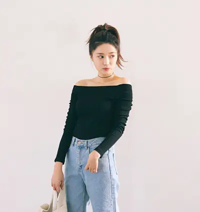 Điểm nhấn của vòng cổ choker luôn chiếm ưu thế nếu diện cùng áo trễ vai