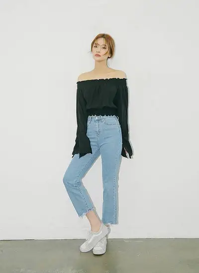 Mang giày thể thao luôn có nét nữ tính khi đi cùng áo trễ vai