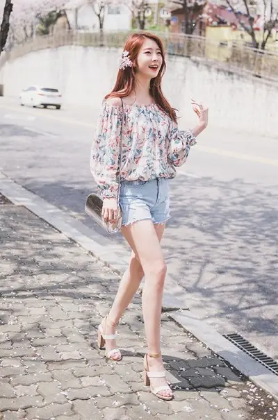 Vô cùng xinh xắn ra dáng tiểu thư với chiếc kẹp tóc khi mặc áo trễ vai voan hoa