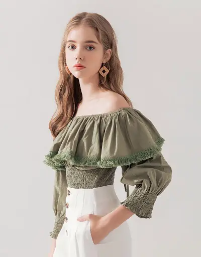 Sang chảnh với chiếc hoa tai thần thánh khi diện với áo trễ vai bèo