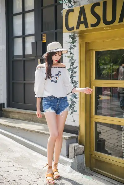 Nữ tính, dịu dàng hơn nếu mang thêm một chiếc mũ cùng với áo trễ vai trong mùa hè