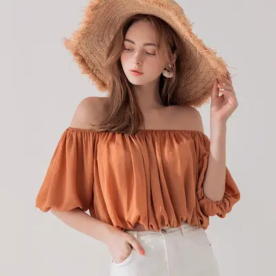 Sang trọng hơn với chiếc mũ vành rộng khi mặc áo trễ vai nhún thun