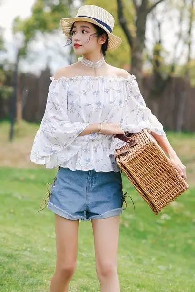 Mặc áo trễ vai voan hoa với short ngắn jean