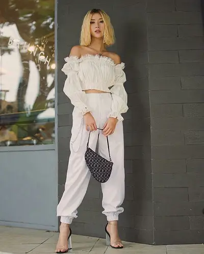 Mặc áo trễ vai trắng nhún thun với quần jogger