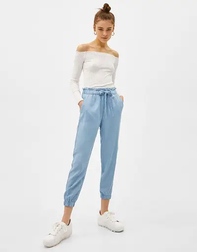 Phối áo thun trắng trễ vai với quần jogger