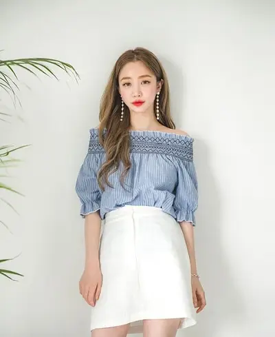 Xinh xắn hơn khi diện chân váy ngắn với áo trễ vai