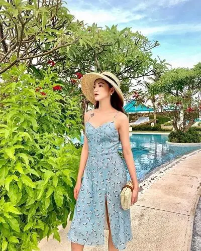 Mặc váy hoa hai dây xẻ trước đi Vũng Tàu