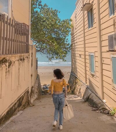 Mặc áo croptop tông vàng phối quần bò đi Vũng Tàu