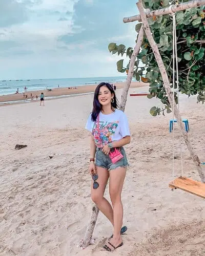 Mặc áo phông + quần jean ngắn đi Vũng Tàu