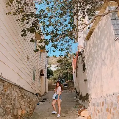 Mặc áo phông + short jean đi Vũng Tàu