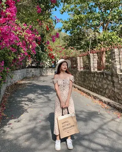 Mặc váy hoa hai dây dáng dài đi Vũng Tàu
