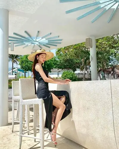 Mặc váy nhung đen hai dây xẻ cao đi Vũng Tàu