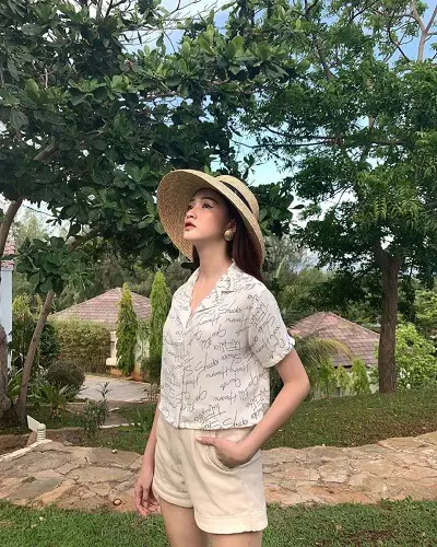 Mặc áo sơ mi dáng croptop mix short ngắn đi Vũng Tàu