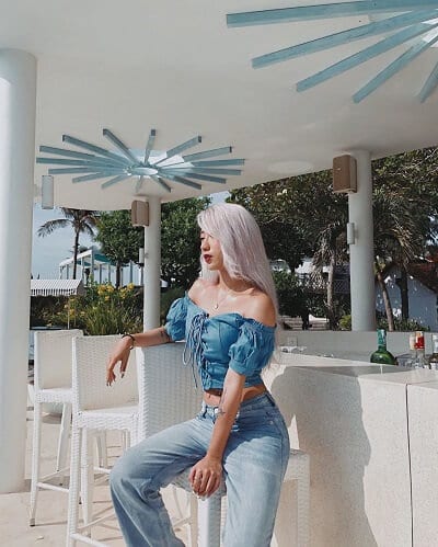 Mặc áo croptop tay con + quần bò đi Vũng Tàu