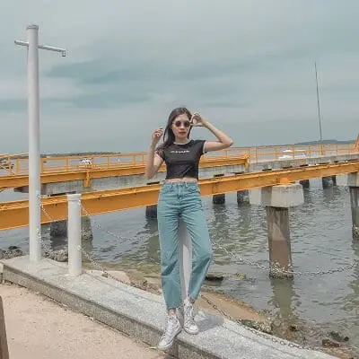 Mặc áo croptop thun + quần bò đi Vũng Tàu