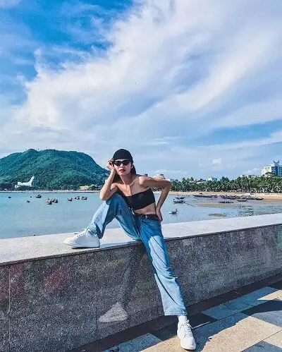 Mặc áo croptop băng quấn + quần bò đi Vũng Tàu