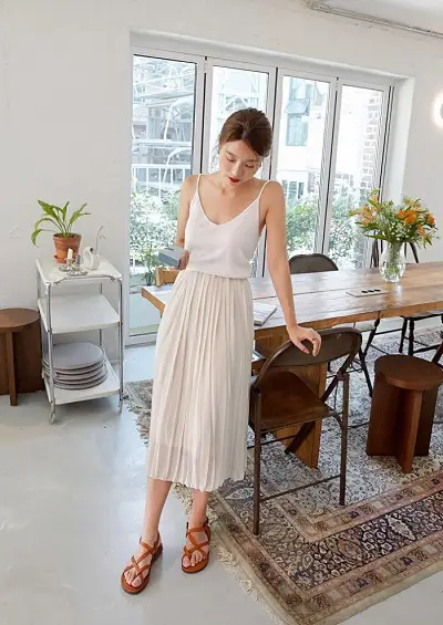 Mặc Áo 2 dây trắng + Chân váy đi Phú Quốc
