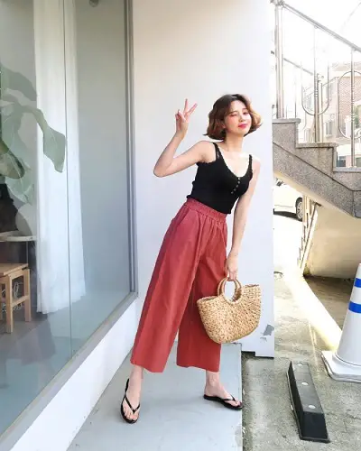 Mặc Áo thun màu đen 2 dây + Quần ống rộng cạp cao đi Phú Quốc