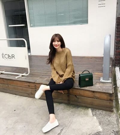 Diện áo len suông và quần jeans đi chơi Noel