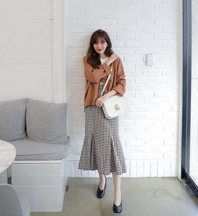 Diện chân váy gingham và áo cardigan đi chơi Noel