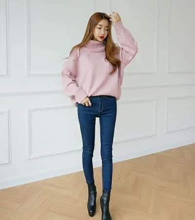 Diện áo len cổ lọ tông hồng pastel và quần jeans đi chơi Noel