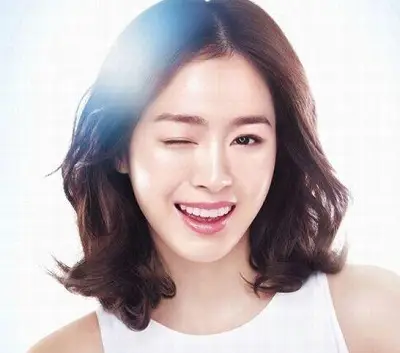 Kim Tae Hee trẻ trung năng động nhờ kiểu tóc xoăn lỡ