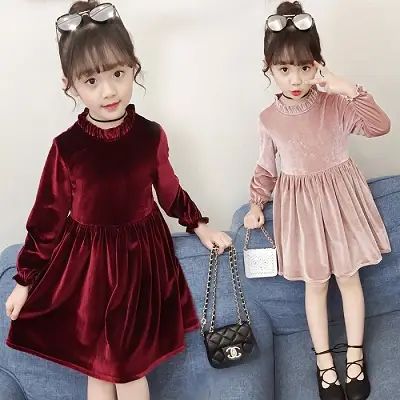 Đơn giản nhưng màu sắc đáng yêu của mẫu đầm này cũng là lựa chọn xu hướng thời trang trẻ em 2022.