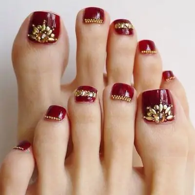Móng chân sơn đỏ đính đá mang đến sự sang trọng, quý phái