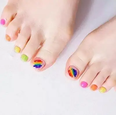 Mẫu móng chân cầu vồng cho bạn nữ