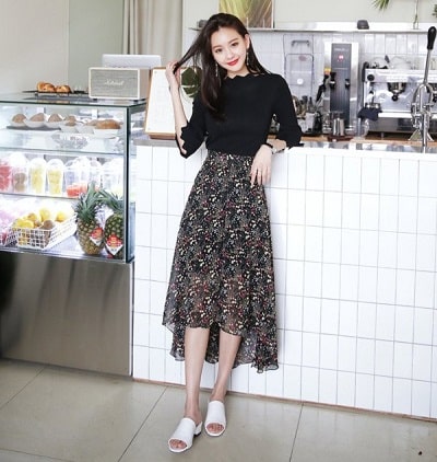 Các nàng nghĩ sao về việc phối chân váy hoa với áo thun trơn màu cơ bản như trắng, đen?