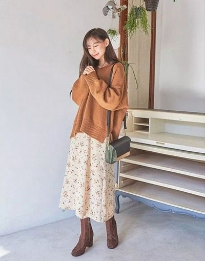 Tạo sự đồng điệu với màu sắc của phần hoạ tiết hoa cũng là gợi ý hay ho giúp các nàng hoàn thiện diện mạo chuẩn xinh.
