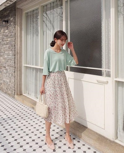 Các items mang màu nhã nhặn như pastel, xanh da trời,... cũng có thể trở thành món đồ phù hợp để phối với trang phục có hoạ tiết hoa nhí, giúp các nàng có được vẻ ngoài chuẩn nữ tính.