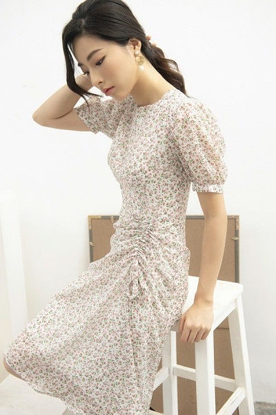 Váy liền hoa nhí mang những gam màu nhã nhặn như trắng, be là lựa chọn hoàn hảo cho những nàng ưa thích phong cách dịu dàng.